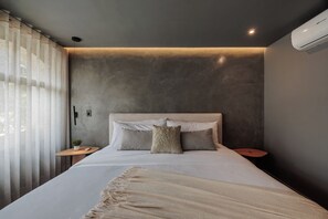 Caja de seguridad en la habitación y espacio para trabajar con laptop