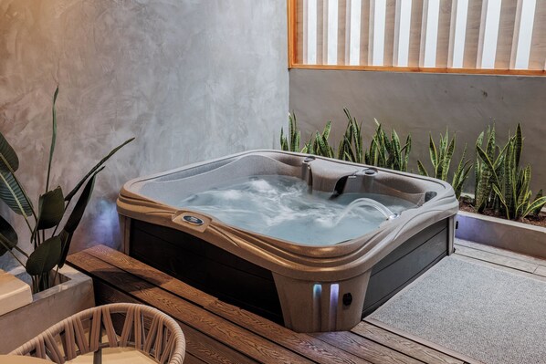 Private spa tub - 10th Street 3 Bedroom Jacuzzi & Billiard (Medellín)