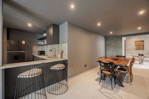 Luxury Apartment, 3 Bedrooms | Dapur peribadi | Peti sejuk, ketuhar gelombang mikro, dapur, mesin basuh pinggan mangkuk 