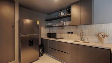 Refrigerador, microondas, placa de cocina, lavavajillas