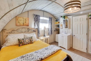 Iron/ironing board, Internet, bed sheets