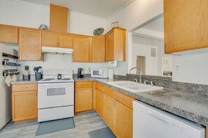 Fridge, microwave, stovetop, dishwasher