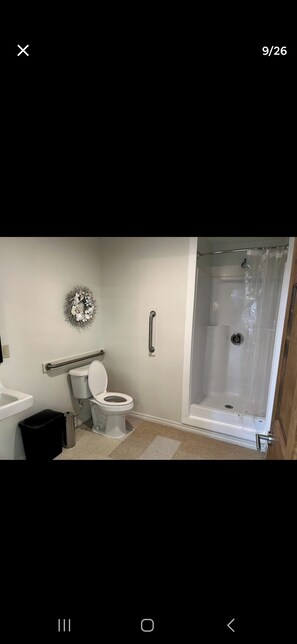 Dusche, Handtücher, Seife, Toilettenpapier