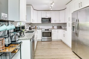 Réfrigérateur, micro-ondes, plaque de cuisson, lave-vaisselle