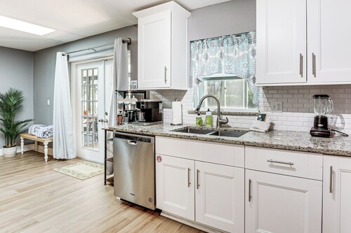 Palm Coast Escape w/ Outdoor Oasis: 6 Mi to Shore!