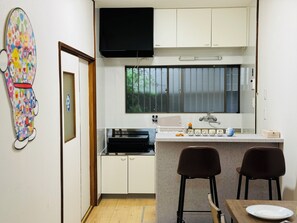 Four à micro-ondes, surface de cuisson, essuie-tout