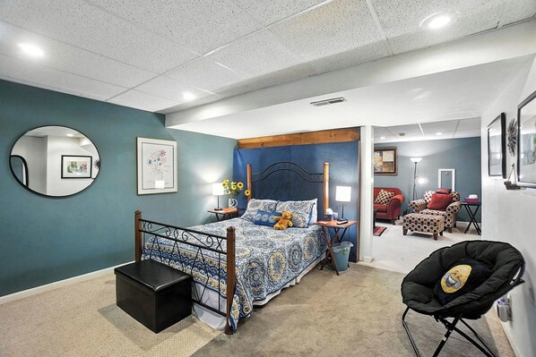 1 bedroom, desk, iron/ironing board, Internet