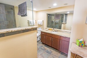 Regadera, secadora de cabello, toallas