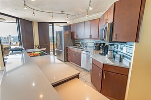 冷蔵庫、電子レンジ、オーブン、コンロ