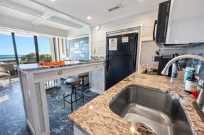 Réfrigérateur, four à micro-ondes, surface de cuisson, cafetière-théière