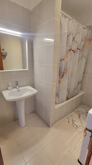 Haartrockner, HandtĂŒcher, Seife, Toilettenpapier