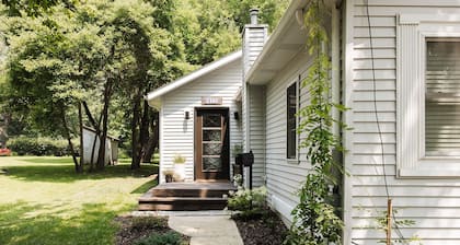 Aesthetic 2-bedroom house in welcoming Dixon near downtown Dixon.
