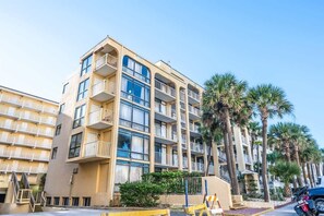 A multi-story hotel with balconies, palm trees, and a clear sky. - Fantastic view, 2 Full beds, 7th floor at Sea Mist (Myrtle Beach)