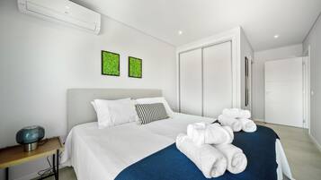 2 عدّة غرف نوم ومكواة/لوح كي وواي فاي وملاءات أسرّة