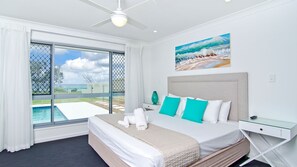 5 bedrooms, Internet, bed sheets - Sentosa on Tugun - Absolute Beachfront Home (Tugun)