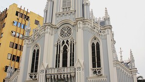 Une église historique dotée d’un clocher, de fenêtres en arc et de détails architecturaux complexes.