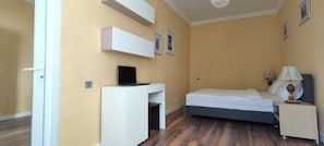1 dormitori, planxa i posts de planxar, wifi i roba de llit
