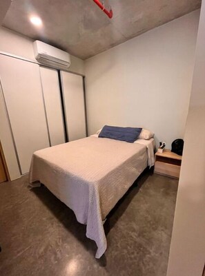 Iron/ironing board, WiFi, bed sheets - NEW URBN Loft with workstation. (San Jose)