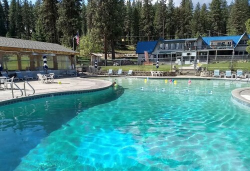 Cabin 26: Scenic & Spacious 2-Building cabin in Garden Valley/6 Bed/4.5 Bath