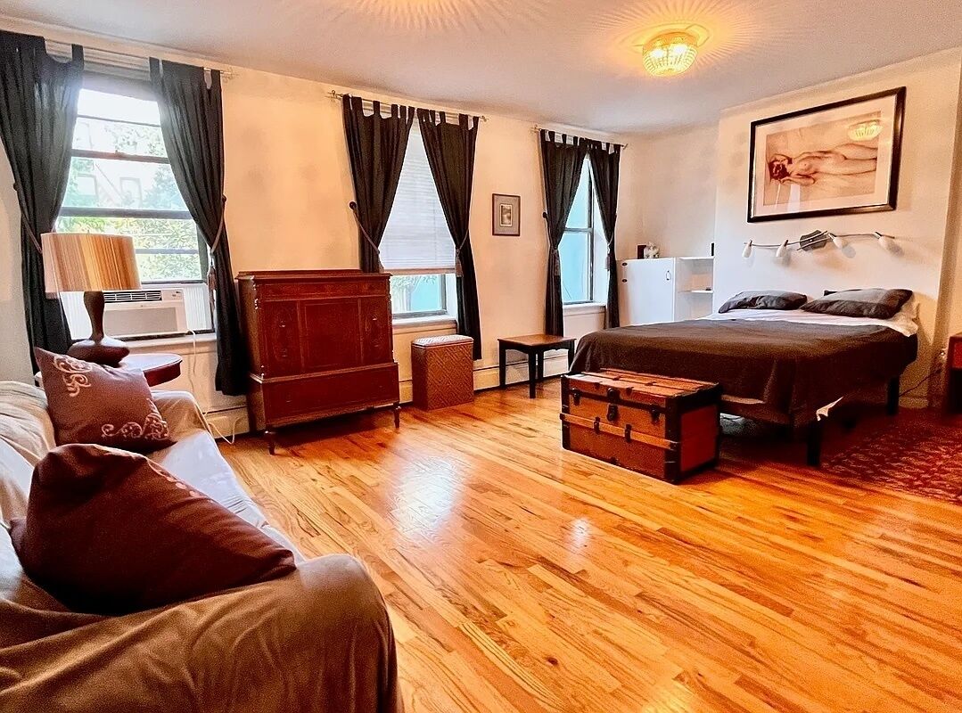 2 bedrooms, desk, iron/ironing board, travel cot