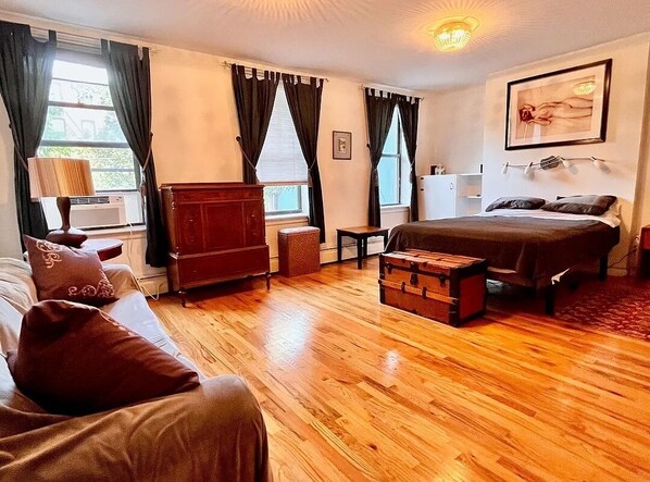 2 habitaciones, escritorio y tabla de planchar con plancha