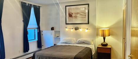 2 chambres, bureau, fer et planche à repasser, lit parapluie