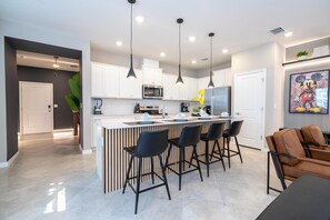 Fridge, microwave, oven, stovetop - 16128 - Great 5 Bedroom Home, Pool & Game Room (Clermont)