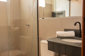 Shower, hair dryer, towels, toilet paper - Studios Taipa (Itacaré)