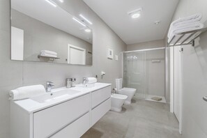 Douche, séchoir à cheveux, bidet, serviettes fournies