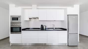 Geladeira, micro-ondas, fogão, cooktop