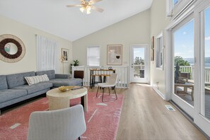 Living area - Lake House-Sunset Views-HOT TUB-Couples Retreat (Rushville)