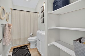 Asciugacapelli, asciugamani, sapone, carta igienica