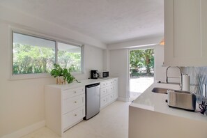 Réfrigérateur, micro-ondes, plaque de cuisson, lave-vaisselle