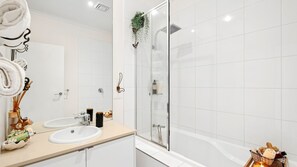 Een douche, een haardroger, handdoeken