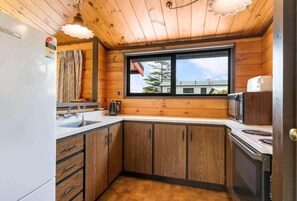 Wasserkocher mit Kaffee-/Teezubehör, Kühlschrank, Mikrowelle, Ofen