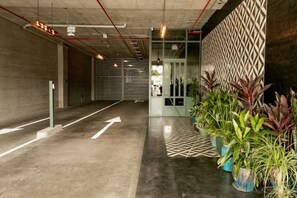 المنطقة المحيطة بالمنشأة