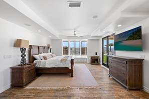6 bedrooms, desk, iron/ironing board, travel crib