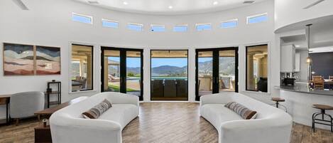 Smart TV, chimenea, videojuegos y futbolito