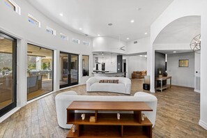 Smart TV, chimenea, videojuegos y futbolito 