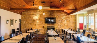 Lilac City Motor Inn Deluxe Queen Room 11