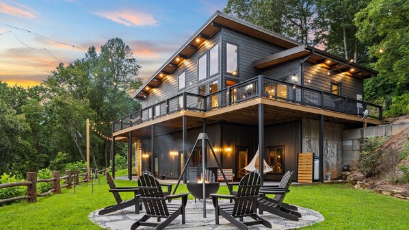 Property grounds - Enchanted Hollow • Luxury Christmas Cabin • 5 Minutes to Polar Express (Bryson City)