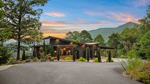 Exterior - Enchanted Hollow • Luxury Christmas Cabin • 5 Minutes to Polar Express (Bryson City)