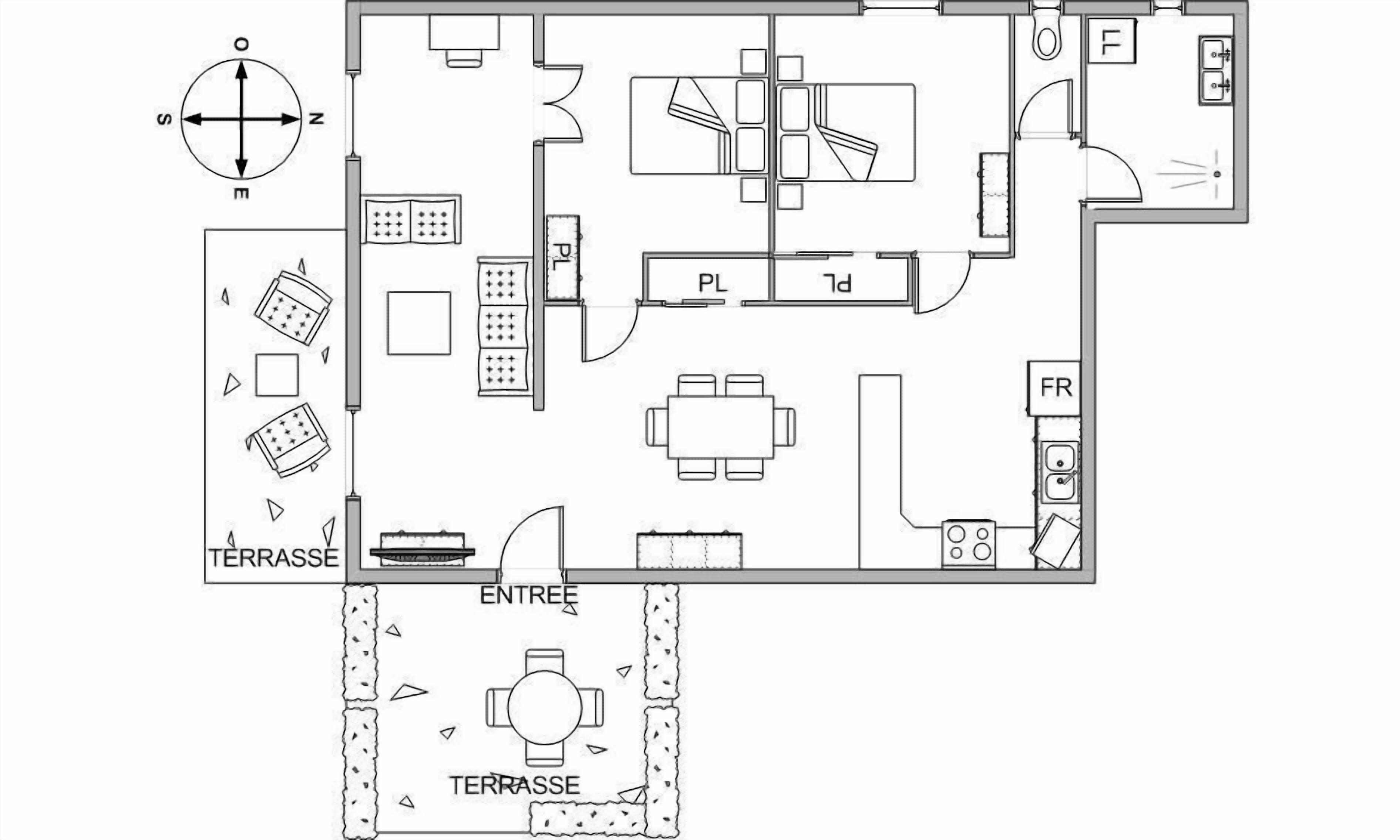 Een plattegrond van een hotelkamer met terras, een eethoek, een keuken en een badkamer.