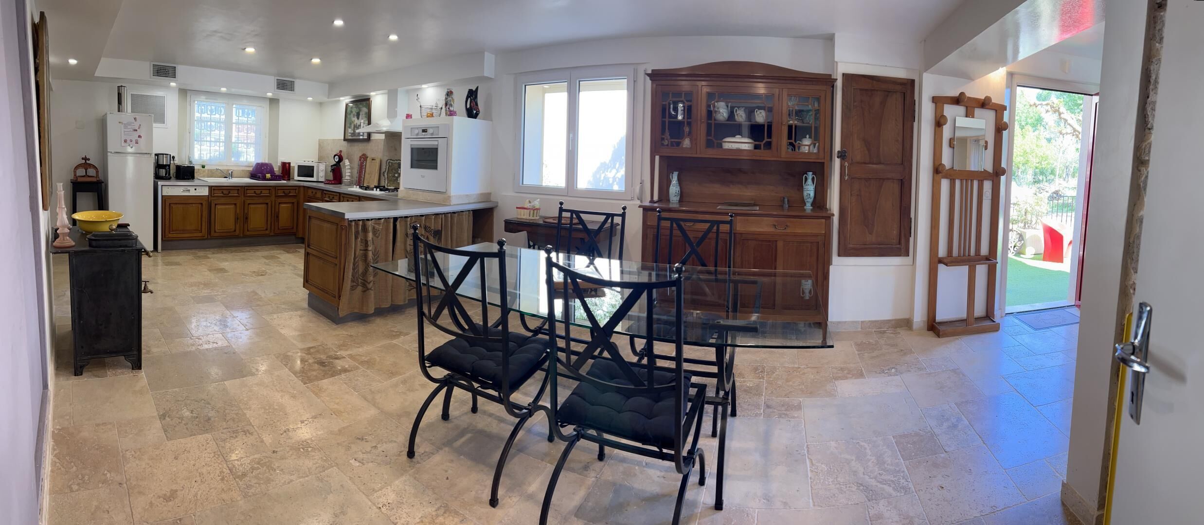 Een microgolfoven, een oven, een vaatwasser