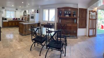 Een microgolfoven, een oven, een vaatwasser