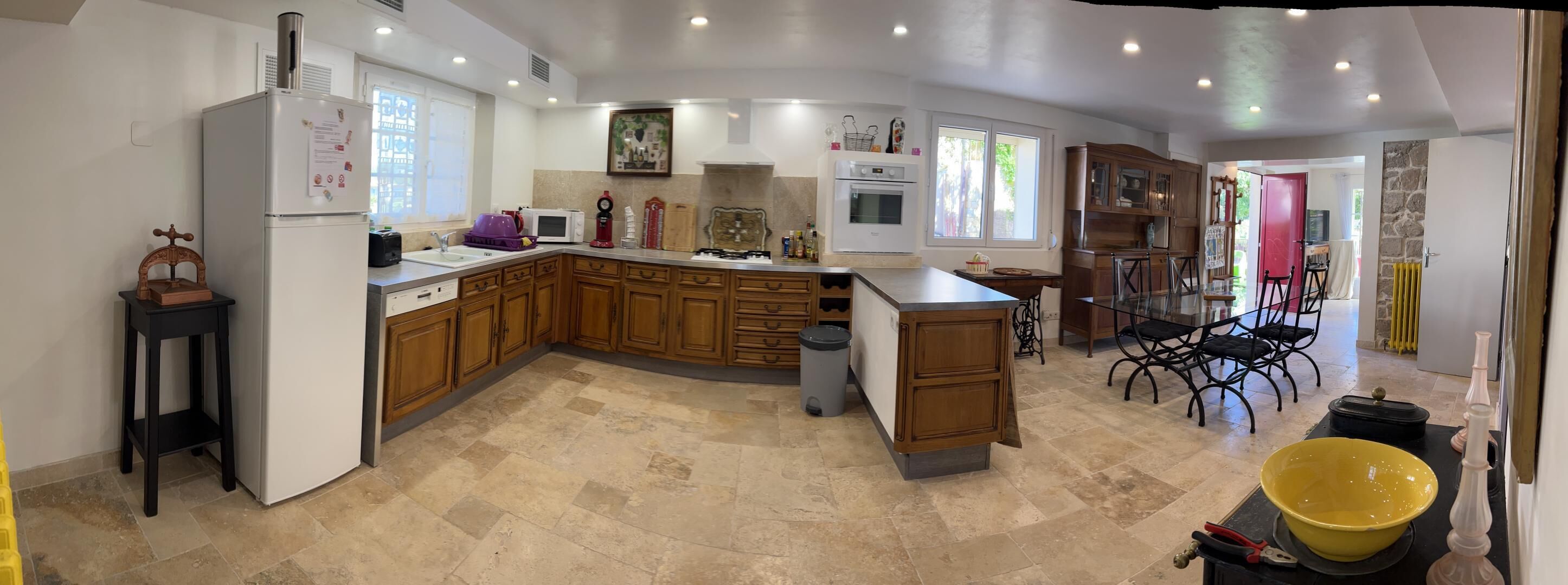 Een microgolfoven, een oven, een vaatwasser