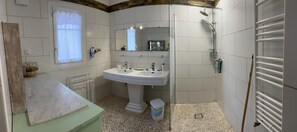 Shower - Maison provençale Coeur du Var (first floor) (GONFARON)