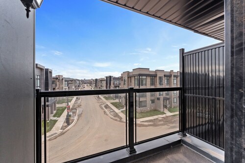 Luxury HOME OASIS in OAKVILLE! 3 storey townhome. upgraded appliances Sleeps 10.