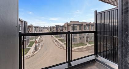 Luxury HOME OASIS in OAKVILLE! 3 storey townhome. upgraded appliances Sleeps 10.