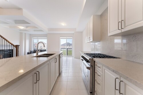 Luxury HOME OASIS in OAKVILLE! 3 storey townhome. upgraded appliances Sleeps 10.